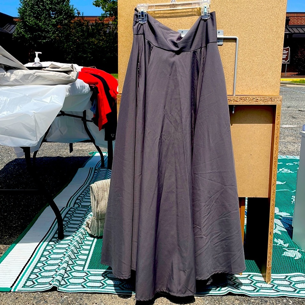 Gray maxi skirt with pockets. Decorative tie in back.